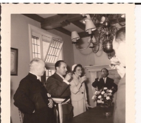 Heildronk op het gemeenthuis bij de inhuldiging van burgemeester Otte, Sint-Lievens-Houtem, 1959