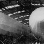Binnenzicht van een zeppelinhangar met twee zeppelins, 1915
