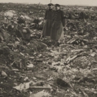 Twee militairen tussen het puin, Melle, 1914-1915
